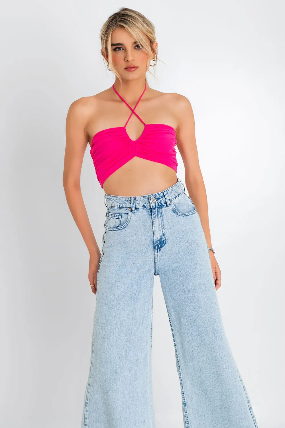 Crop top de plisado frontal halter cruzado