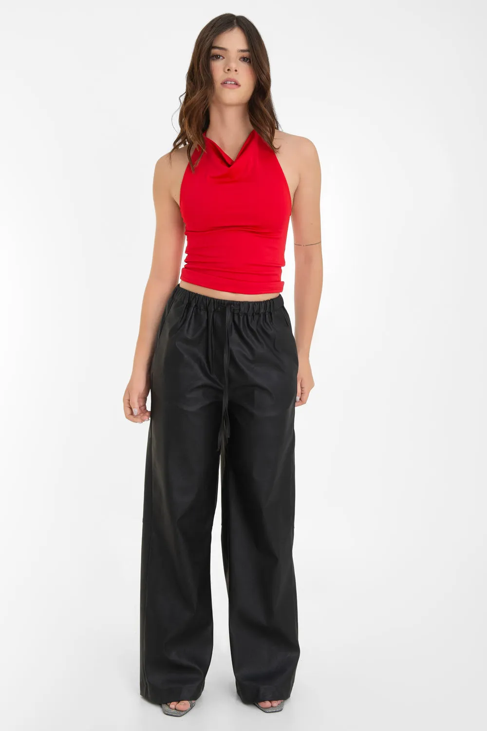 Top corto cuello halter fluido escote espalda