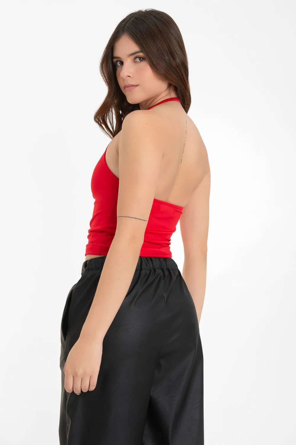 Top corto cuello halter fluido escote espalda