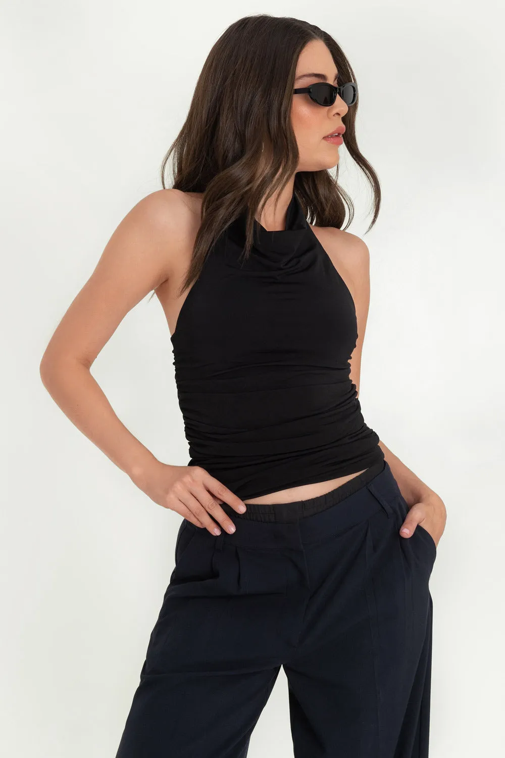 Top corto halter sin mangas