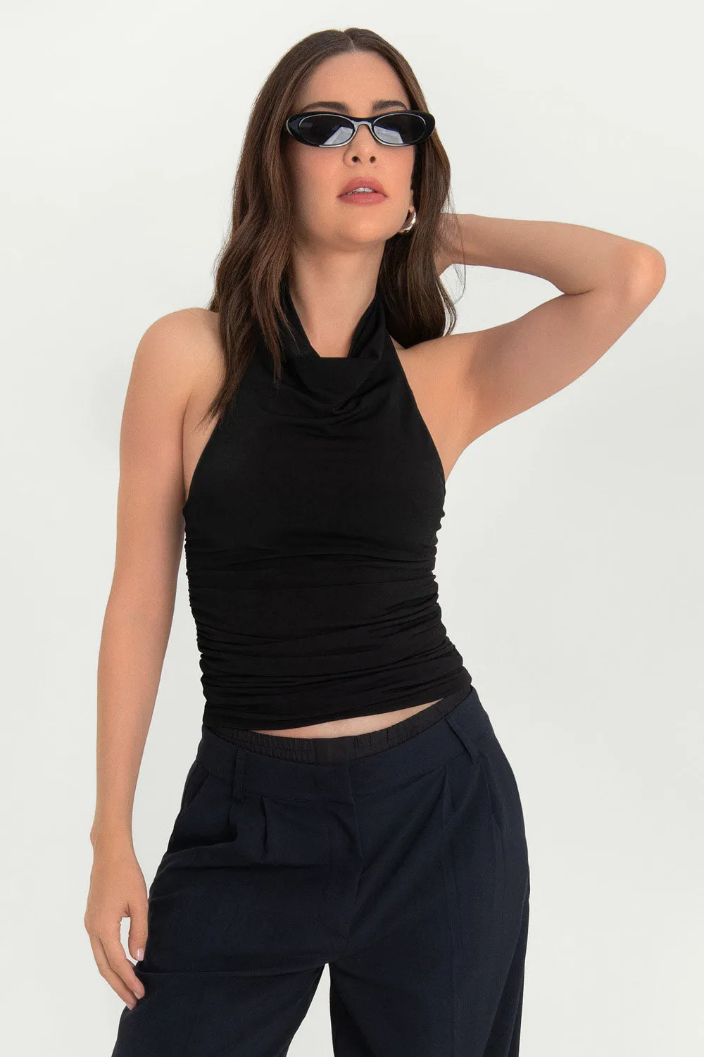 Top corto halter sin mangas