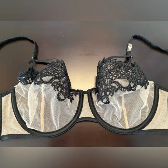VICTORIA’S SECRET *NWT* Unlined Dragon Lace Balconette Bra - 32D - Nude/Black
